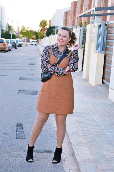 Cómo llevar un peto con una camisa de flores