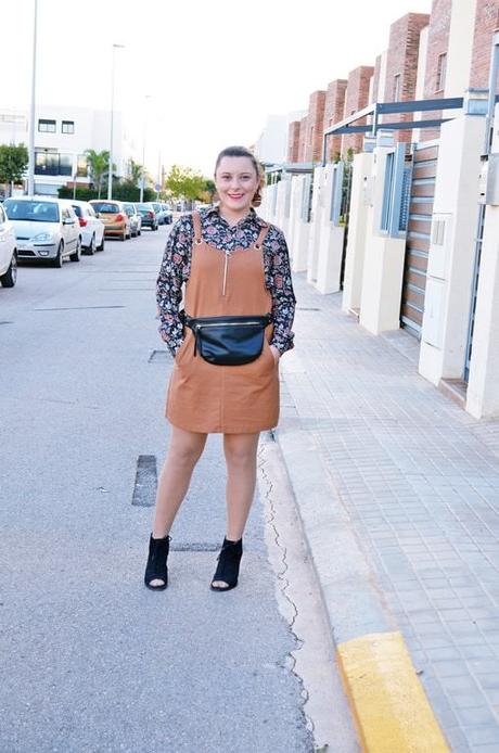 Cómo llevar un peto con una camisa de flores