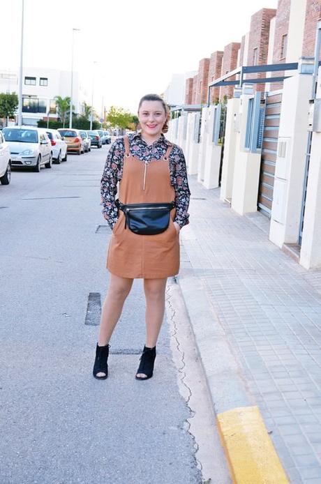 Cómo llevar un peto con una camisa de flores Cómo llevar un peto con una camisa de flores