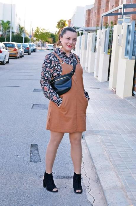Cómo llevar un peto con una camisa de flores Cómo llevar un peto con una camisa de flores