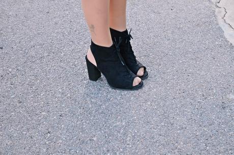 Cómo llevar un peto con una camisa de flores Cómo llevar un peto con una camisa de flores