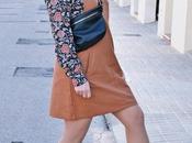 Cómo llevar peto camisa flores