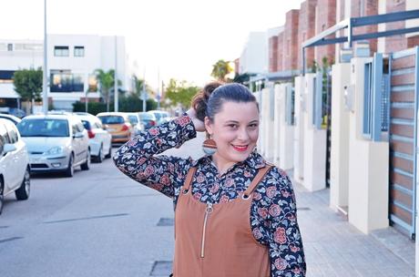 Cómo llevar un peto con una camisa de flores