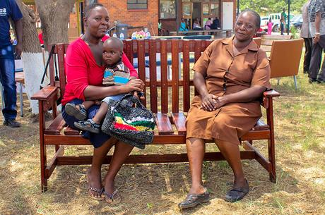 Cómo un banco de madera en Zimbabwe está comenzando una revolución en salud mental