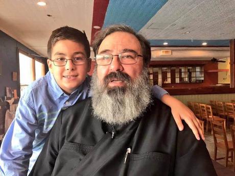 Un genio de 11 años de edad, hijo de un sacerdote ortodoxo griego, responde a Hawking: ‘La ciencia y la teología no tienen que estar separadas’ Un genio de 11 años de edad, hijo de un sacerdote ortodoxo griego, responde a Hawking: ‘La ciencia y la teología no tienen que estar separadas’