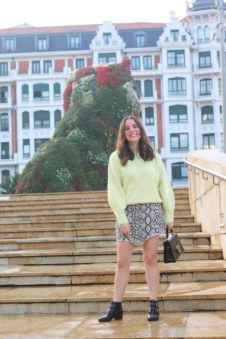 Outfit de otoño con mini falda de serpiente Outfit de otoño con mini falda de serpiente