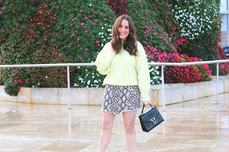 Outfit de otoño con mini falda de serpiente Outfit de otoño con mini falda de serpiente