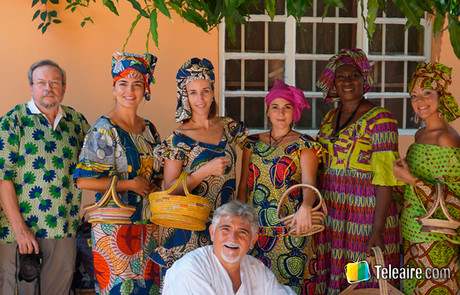 turistas vestidos con ropa típica de Gambia