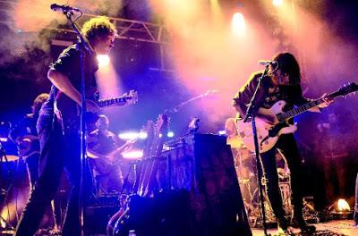 Bandada: El proyecto de Rufus T. Firefly y Havalina presenta vídeo en directo de Pompeya Bandada: El proyecto de Rufus T. Firefly y Havalina presenta vídeo en directo de Pompeya