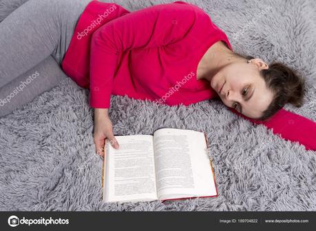 A Garota Está Cansada De Ler Um Livro Uma Jovem Mulher Encontra Se Em Pense Sobre O Significado Do Literatura Hobby Foto