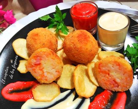 BOMBAS DE ARROZ Y CALABAZA CON MAYONESA DE MANDARINA Y SALSA DE PIQUILLOS