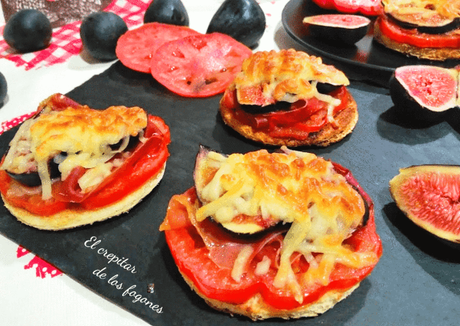 TOSTAS DE JAMÓN, TOMATE Y BREVAS GRATINADAS CON MOZZARELLA