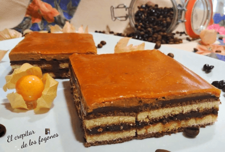 PASTEL DE MOKA, CHOCOLATE Y GELATINA DE PHYSALIS