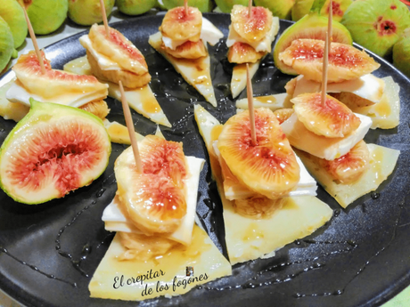 CANAPÉS DE HIGOS, DOS QUESOS Y MIEL DE FLORES