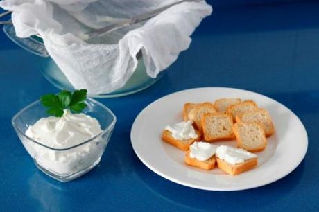 CANAPÉS DE HIGOS, DOS QUESOS Y MIEL DE FLORES