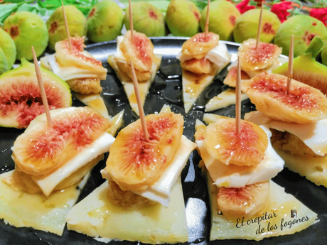 CANAPÉS DE HIGOS, DOS QUESOS Y MIEL DE FLORES