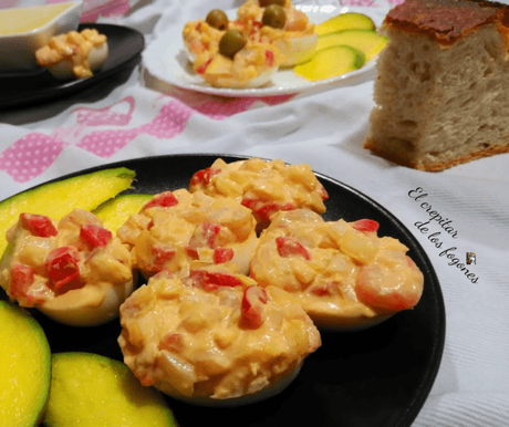 HUEVOS RELLENOS DE GAMBAS Y MANGO (con mayonesa de miel y mostaza) HUEVOS RELLENOS DE GAMBAS Y MANGO (con mayonesa de miel y mostaza)