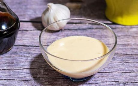 HUEVOS RELLENOS DE GAMBAS Y MANGO (con mayonesa de miel y mostaza) HUEVOS RELLENOS DE GAMBAS Y MANGO (con mayonesa de miel y mostaza)