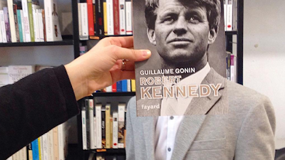 Bookface: el arte de fundirse con la portada de un libro.