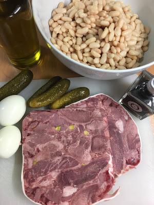 Ensalada De Alubias Con Cabeza De Jabalí Y Pepinillos