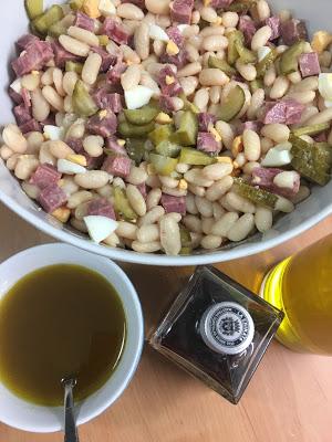 Ensalada De Alubias Con Cabeza De Jabalí Y Pepinillos