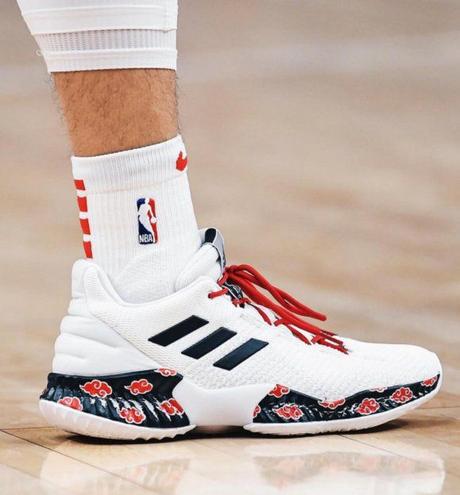 Jugador de la NBA juega con zapatillas version Akatsuki en honor al anime Naruto