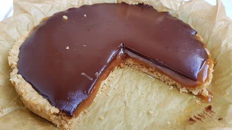 Tarta vegana de chocolate y caramelo salado