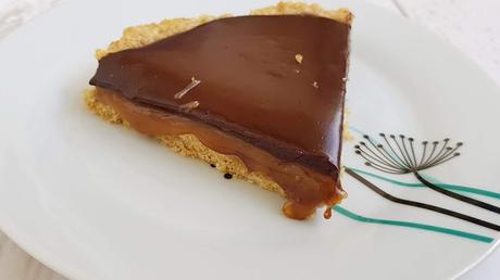 Tarta vegana de chocolate y caramelo salado