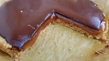 Tarta vegana de chocolate y caramelo salado