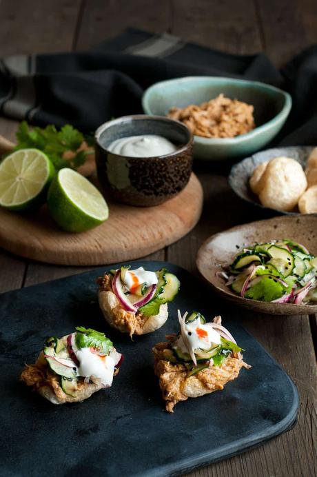 Pulled Pork sobre Cortezas de Cerdo y Ensalada de Pepino