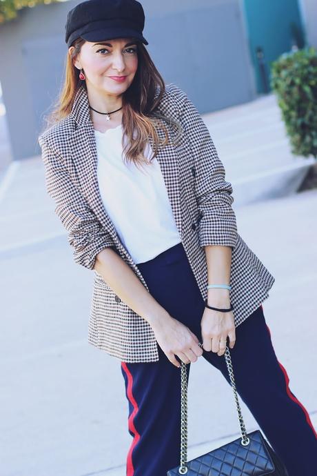 Combinando blazer de cuadros con pantalón de raya lateral