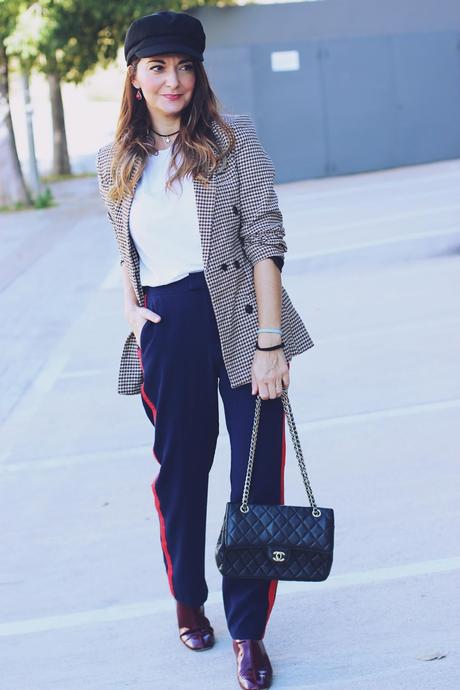 Combinando blazer de cuadros con pantalón de raya lateral