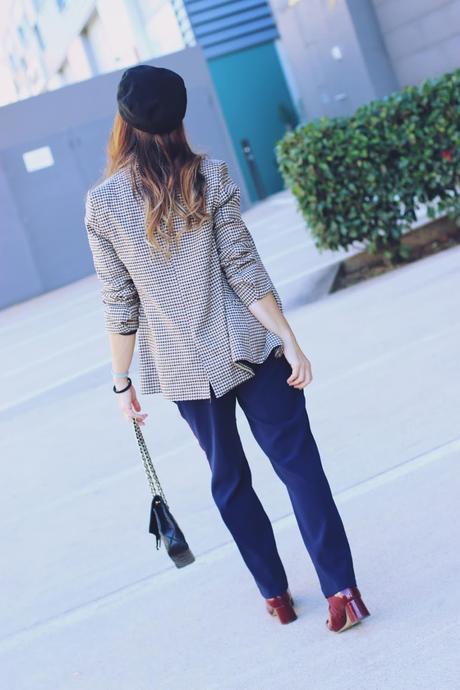 Combinando blazer de cuadros con pantalón de raya lateral