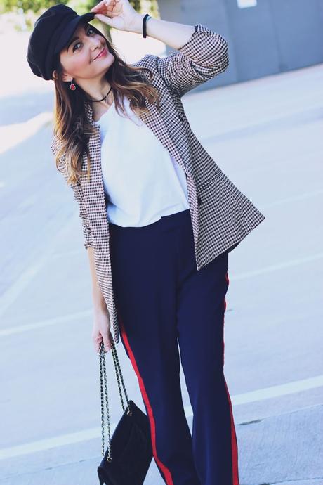 Combinando blazer de cuadros con pantalón de raya lateral