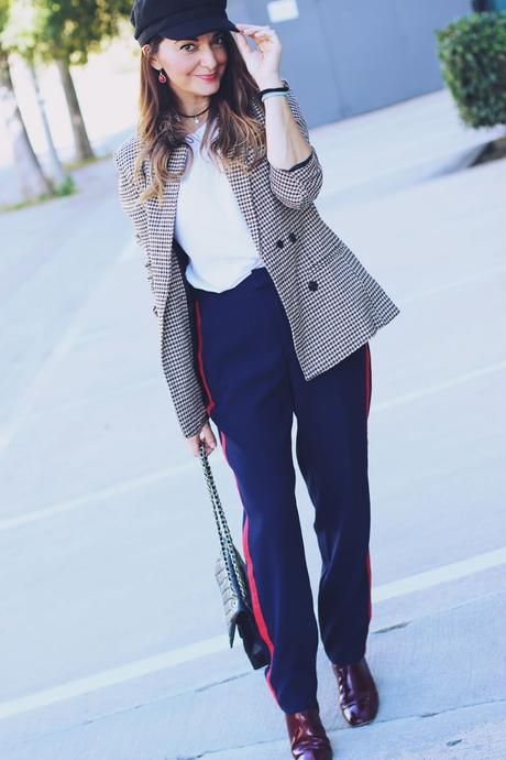 Combinando blazer de cuadros con pantalón de raya lateral