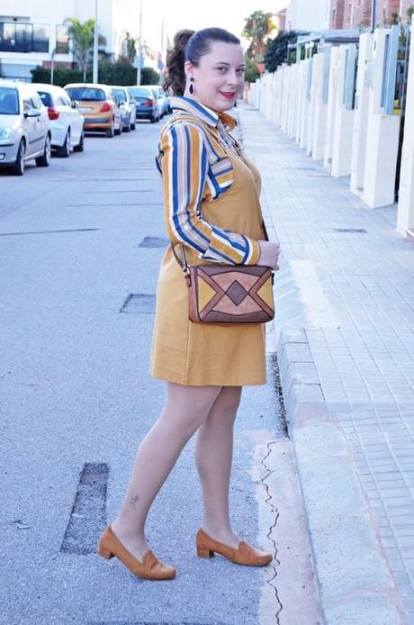 Cómo llevar un peto mostaza