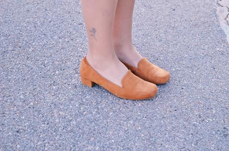 Cómo llevar un peto mostaza