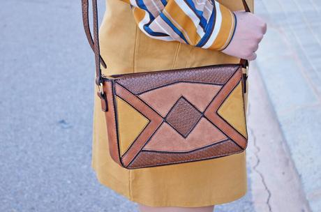 Cómo llevar un peto mostaza