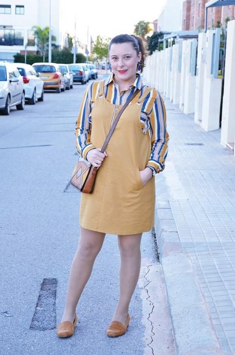 Cómo llevar un peto mostaza