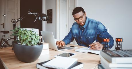 Persona usando ordenador por trabajo