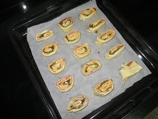 ESPIRALES DE HOJALDRE DE JAMÓN, QUESO Y PIMIENTOS ESPIRALES DE HOJALDRE DE JAMÓN, QUESO Y PIMIENTOS