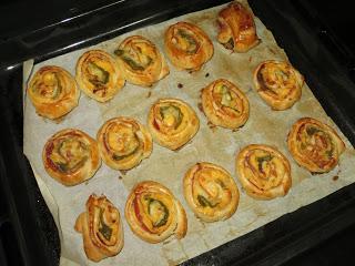 ESPIRALES DE HOJALDRE DE JAMÓN, QUESO Y PIMIENTOS ESPIRALES DE HOJALDRE DE JAMÓN, QUESO Y PIMIENTOS