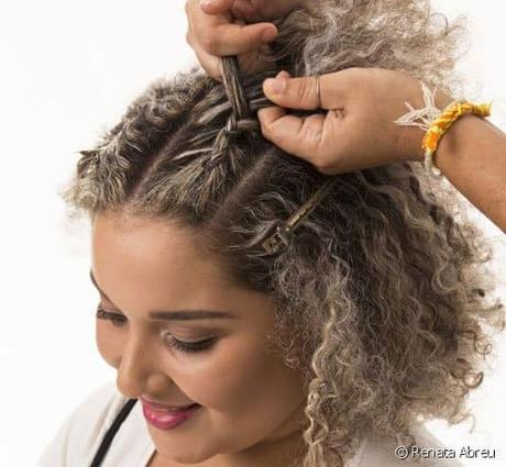 Recogido alto con trenzas para cabello corto y rizado