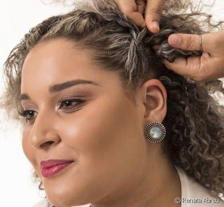 Recogido alto con trenzas para cabello corto y rizado