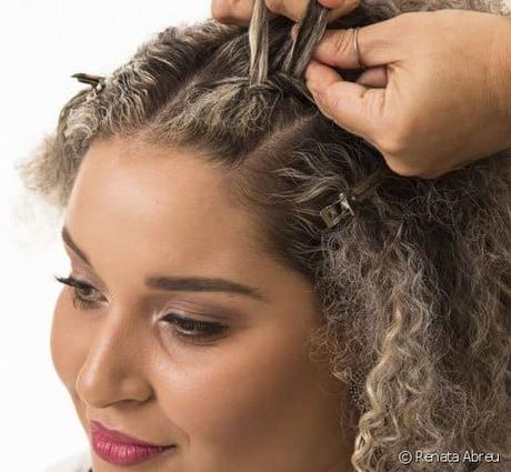 Recogido alto con trenzas para cabello corto y rizado