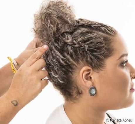 Recogido alto con trenzas para cabello corto y rizado