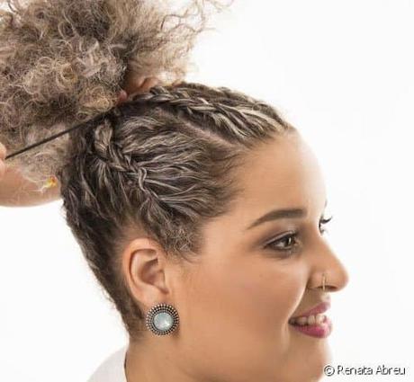 Recogido alto con trenzas para cabello corto y rizado