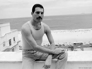 Freddie Mercury (y II) en Todos somos sospechosos