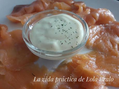 SALMÓN AHUMADO CON SALSA DE ENELDO