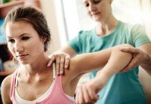 ¿Qué puede, además de una lesión física, causar dolor de clavícula y hombro?